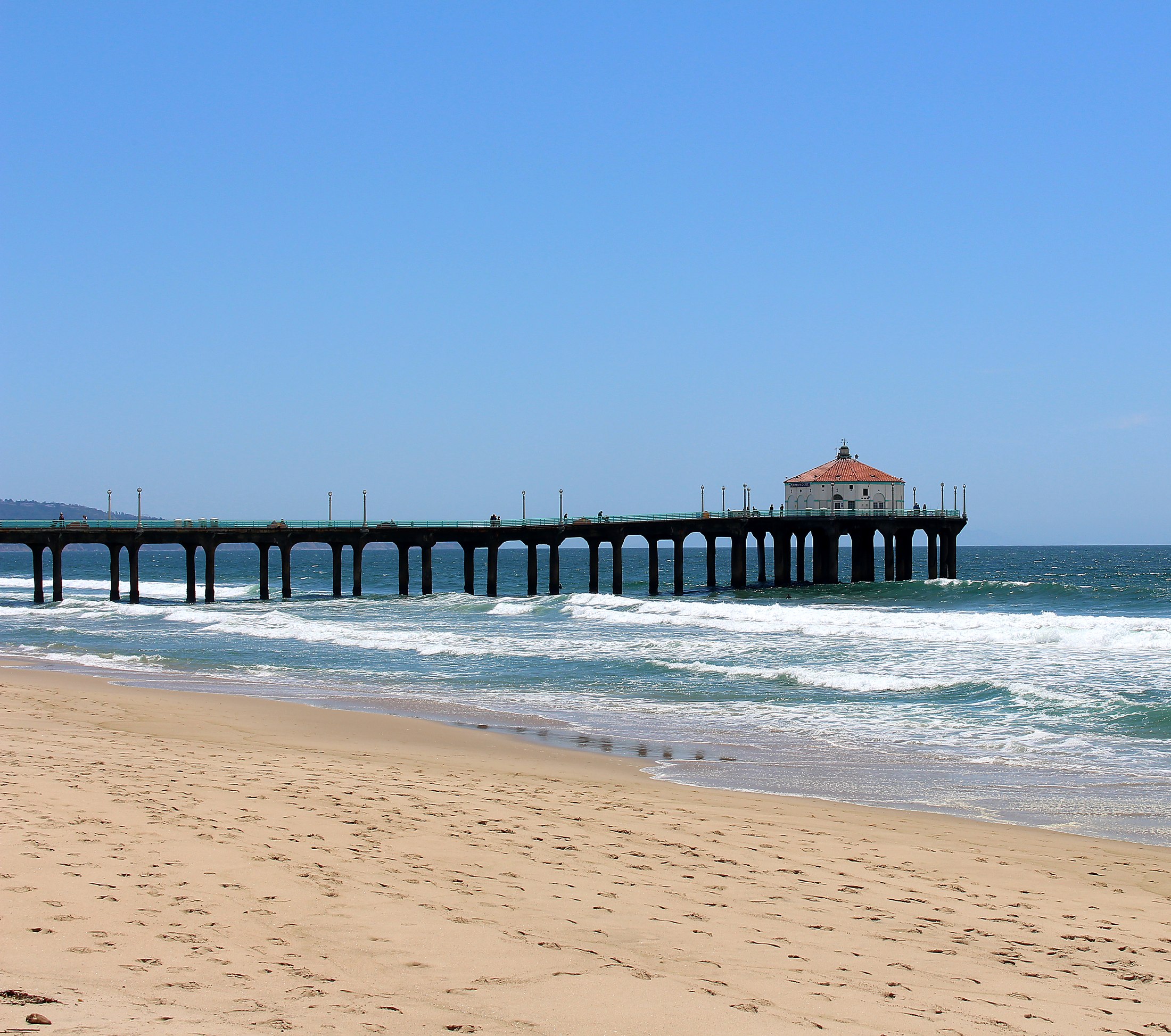 Manhattan Beach Pier and shoreline in the South Bay